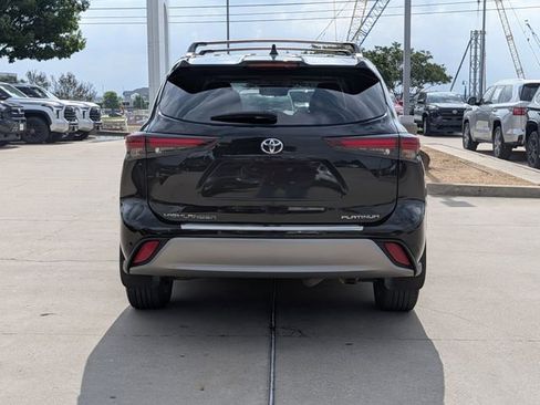 Used 2024 Toyota Highlander Platinum FWD image 7
