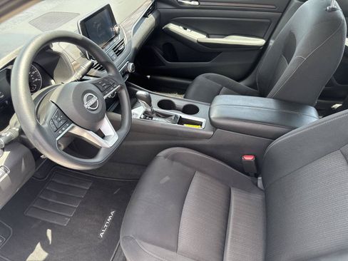 Used 2025 Nissan Altima 2.5 SV FWD image 10