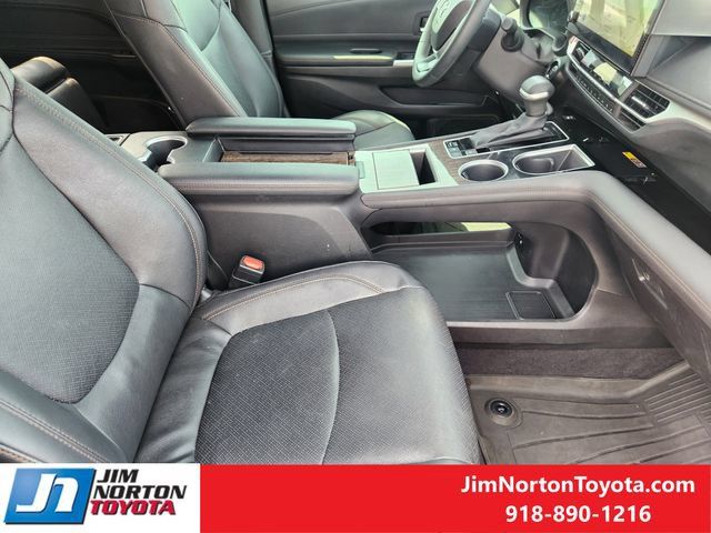 Used 2025 Toyota Sienna Platinum FWD image 15