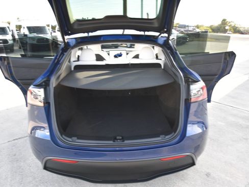 Used 2023 Tesla Model Y AWD image 10