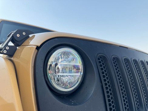 Used 2014 Jeep Wrangler Unlimited Sahara image 32