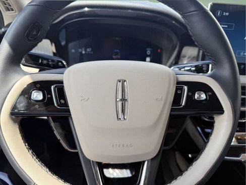 Used 2025 Lincoln Corsair AWD w/ Equipment Group 101A image 4