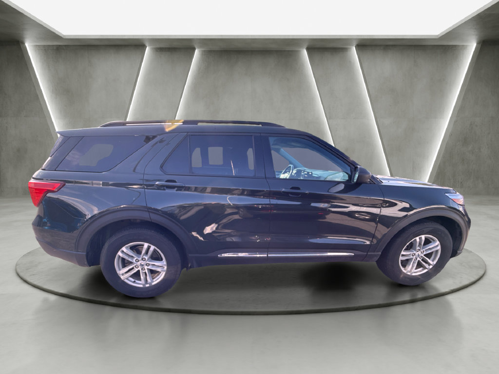 Used 2024 Ford Explorer XLT AWD/4WD image 2