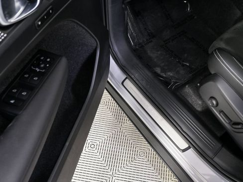 Certified 2025 Volvo XC40 B5 Plus image 9