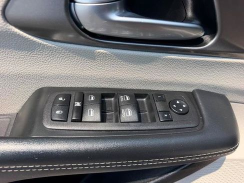 Used 2023 Chrysler Pacifica Touring-L FWD image 21