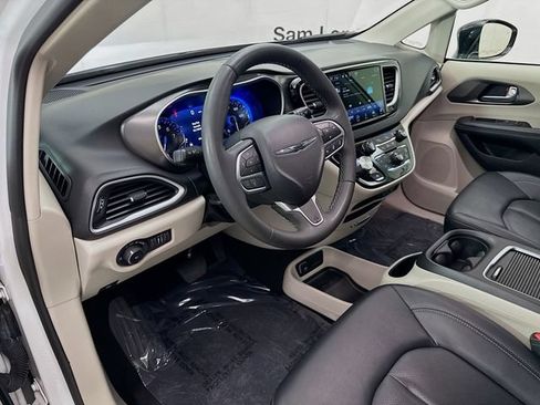 Used 2024 Chrysler Pacifica Touring-L FWD image 9