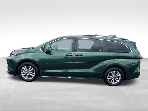 Used 2025 Toyota Sienna XLE w/ XLE Plus Package FWD image 3