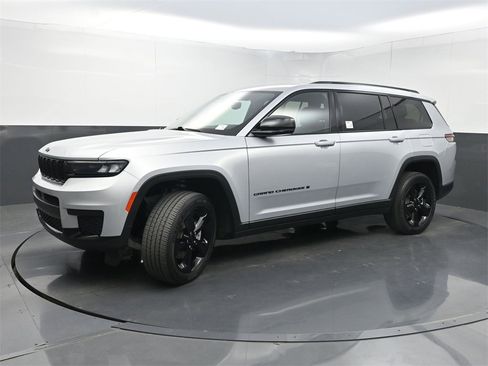 Used 2023 Jeep Grand Cherokee L Laredo image 25