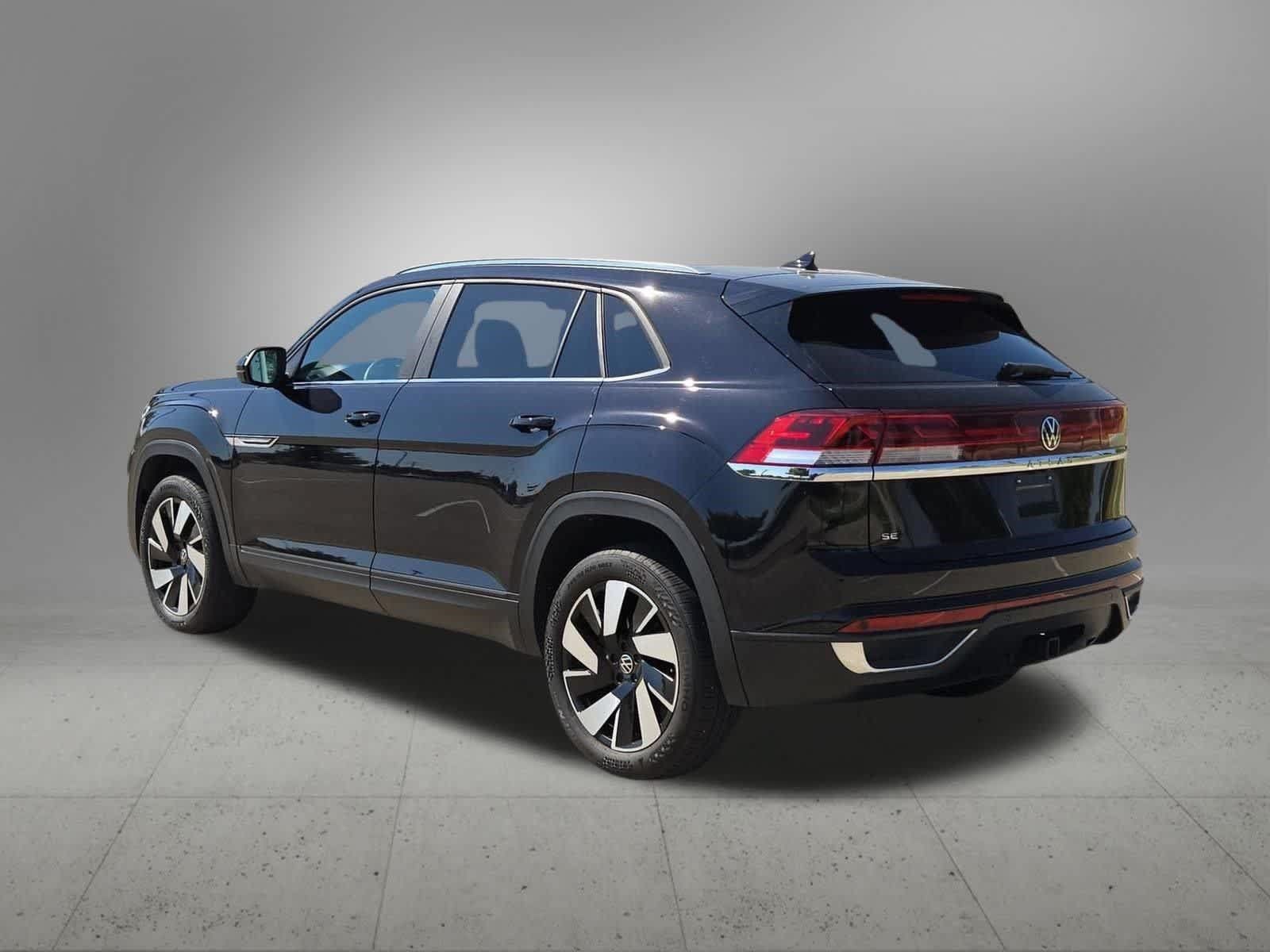 Used 2024 Volkswagen Atlas Cross Sport SE w/ Panoramic Sunroof Package FWD image 4