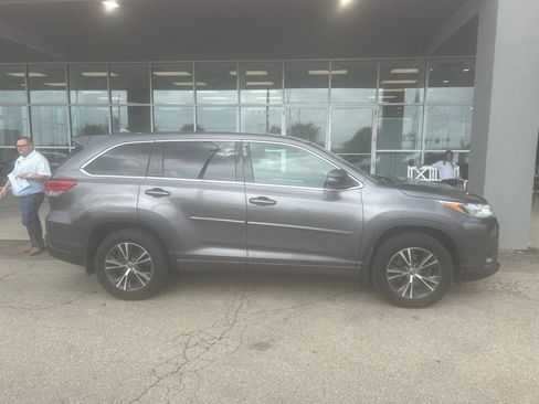 Used 2018 Toyota Highlander Plus AWD/4WD image 5