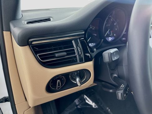 Used 2025 Porsche Macan image 11