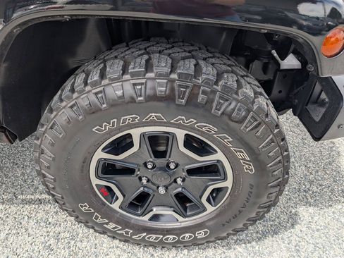 Used 2015 Jeep Wrangler Rubicon AWD/4WD image 4