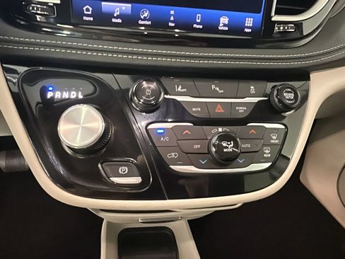 Used 2024 Chrysler Pacifica Limited FWD image 25
