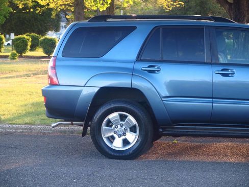 Used 2005 Toyota 4Runner SR5 AWD/4WD image 21