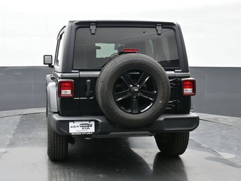 Used 2022 Jeep Wrangler Unlimited Sport AWD/4WD image 2
