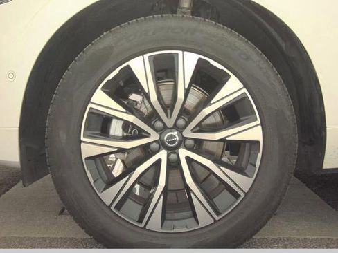 Certified 2025 Volvo XC60 B5 Plus image 10