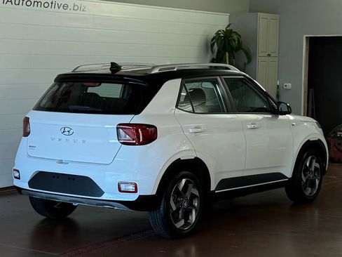 Used 2022 Hyundai Venue Limited image 3