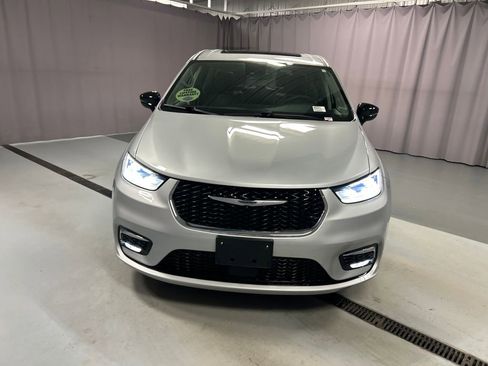 Used 2024 Chrysler Pacifica Limited image 2