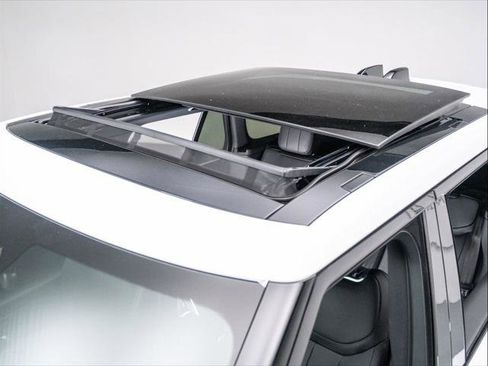 New 2025 Land Rover Range Rover SE image 13