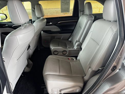 Used 2016 Toyota Highlander Limited image 18