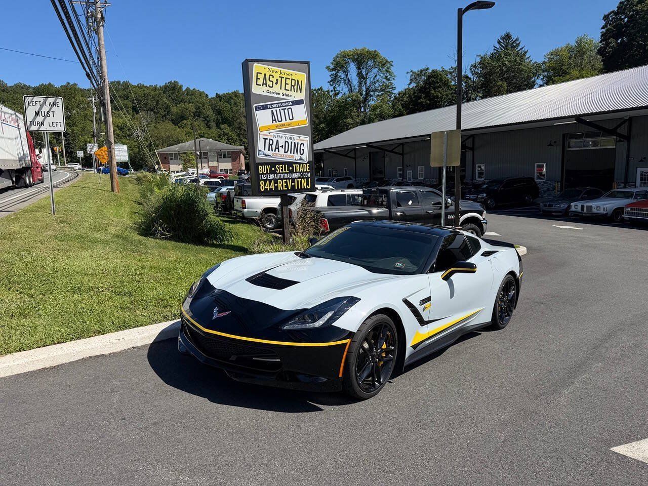 Used 2018 Chevrolet Corvette Stingray Coupe w/ 1LT RWD image 2