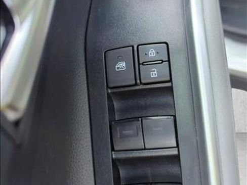 Used 2025 Toyota Highlander XLE FWD image 10