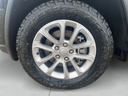 Used 2021 Jeep Grand Cherokee Laredo image 14