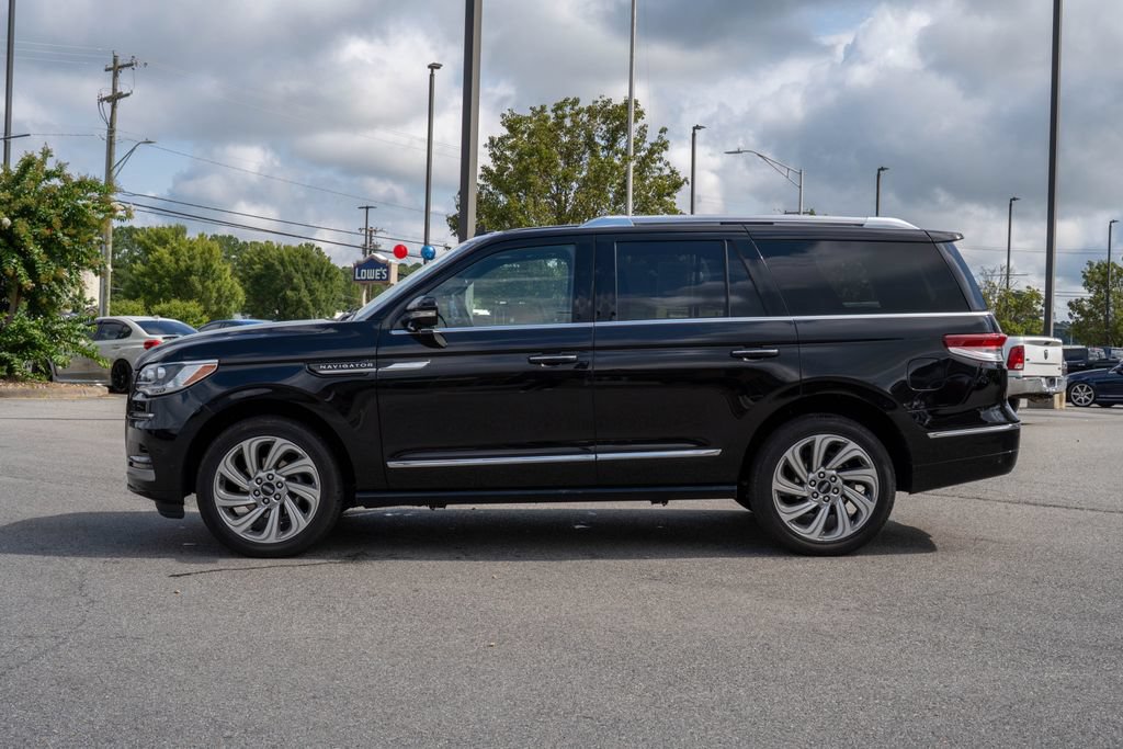 Used 2024 Lincoln Navigator Reserve AWD/4WD image 4
