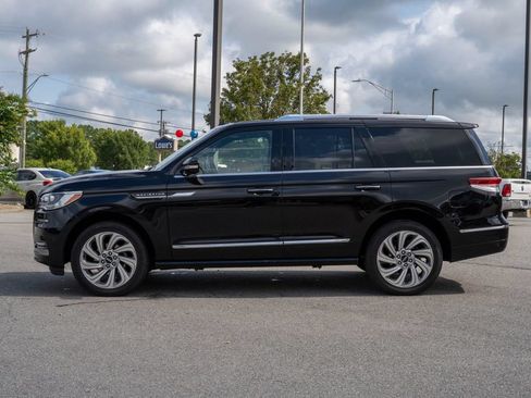 Used 2024 Lincoln Navigator Reserve AWD/4WD image 4