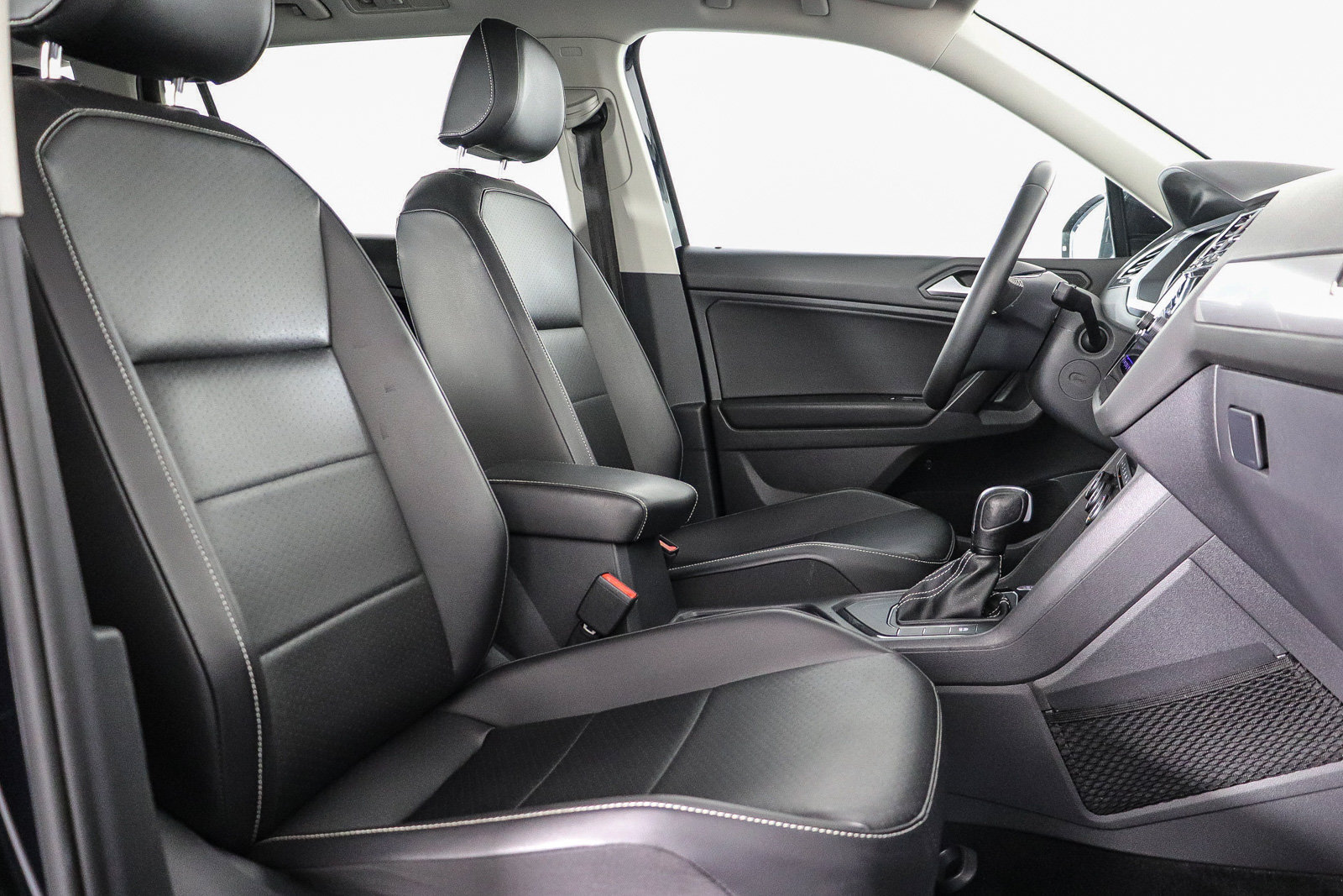 Used 2021 Volkswagen Tiguan SE w/ Panoramic Sunroof Package FWD image 17
