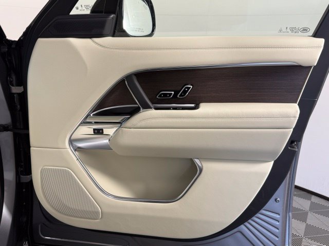 New 2026 Land Rover Range Rover Long Wheelbase SE AWD/4WD image 16