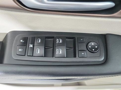 Used 2024 Chrysler Voyager LX image 10