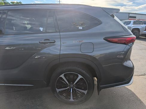 Used 2022 Toyota Highlander XSE AWD/4WD image 4