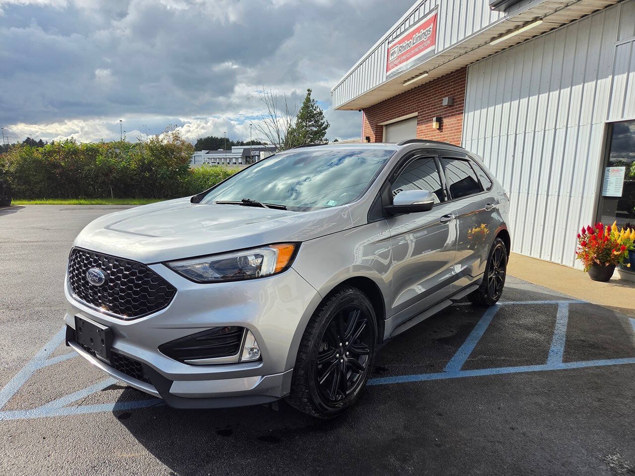 Used 2020 Ford Edge ST-Line w/ Cold Weather Package AWD/4WD image 3