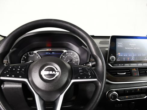 Used 2024 Nissan Altima 2.5 SV FWD image 16
