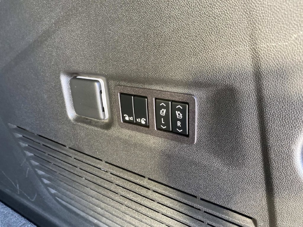 Used 2023 Chevrolet Suburban Premier AWD/4WD image 9