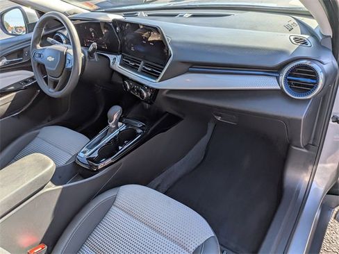 Used 2025 Chevrolet Trax LT image 37