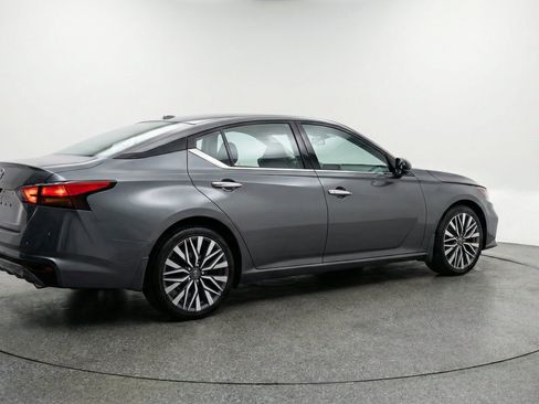 Used 2025 Nissan Altima 2.5 SV FWD image 9