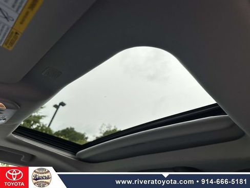 Used 2021 Toyota Highlander XLE AWD/4WD image 29
