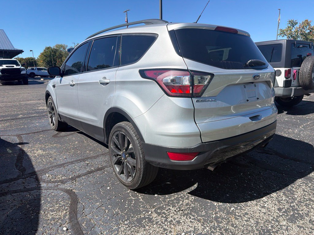 Used 2017 Ford Escape SE w/ Equipment Group 201A AWD/4WD image 3