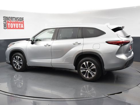 Used 2022 Toyota Highlander XLE image 2