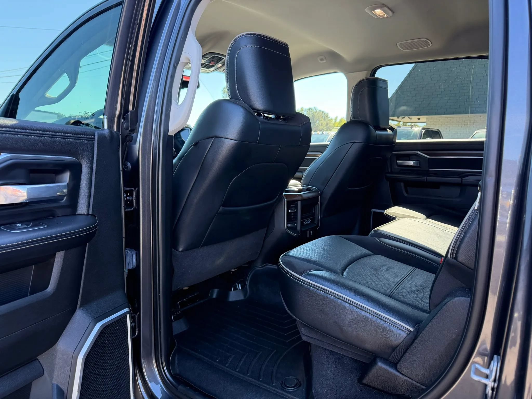 Used 2023 RAM 2500 Laramie AWD/4WD image 18