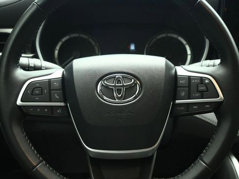Used 2023 Toyota Highlander XLE FWD image 34