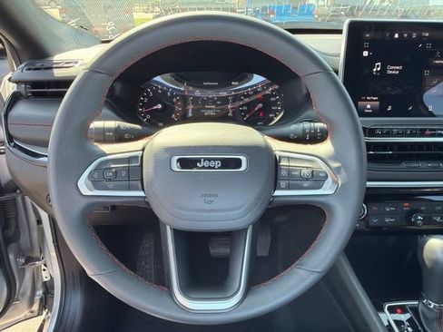 Used 2025 Jeep Compass Trailhawk AWD/4WD image 17