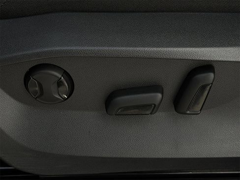 Used 2023 Volkswagen Tiguan SE image 25