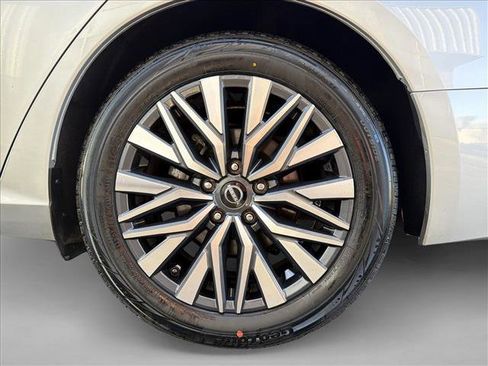 Used 2024 Nissan Altima 2.5 SV image 9