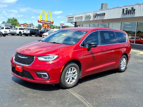 Used 2026 Chrysler Pacifica Select FWD image 8