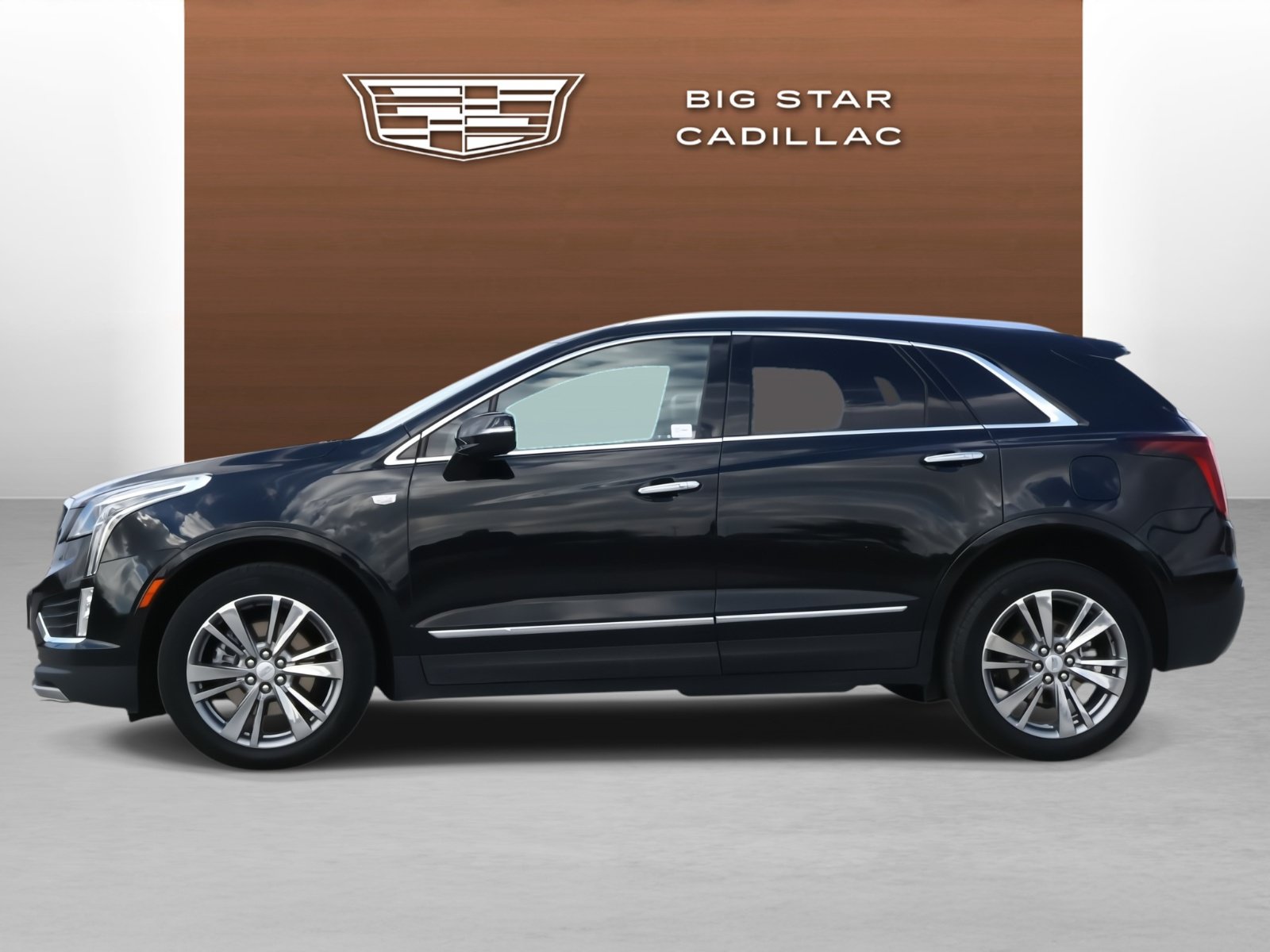 Certified 2024 Cadillac XT5 Premium Luxury AWD/4WD image 2