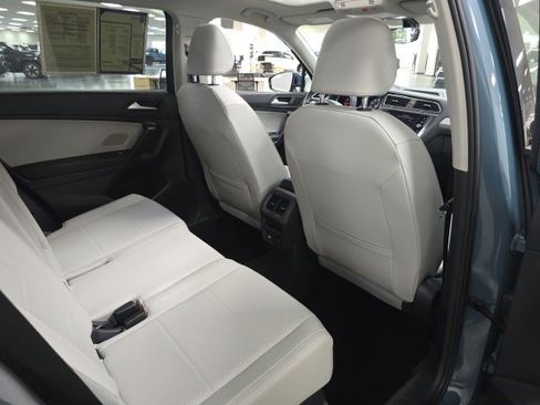 Used 2021 Volkswagen Tiguan SE w/ Panoramic Sunroof Package image 8