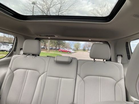 Used 2024 Jeep Wagoneer Series III w/ Premium Group I AWD/4WD image 7